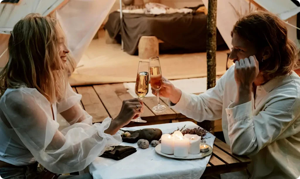 Date night ideas for couples: candlelit dinner
